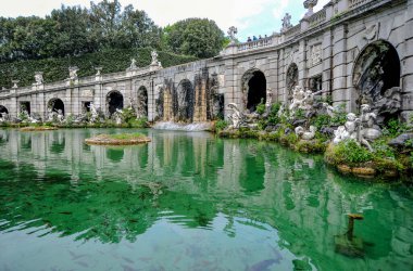   -   . Caserta 'daki saray ve park topluluğu büyük ölçekte hayranlık uyandırıyor ve Avrupa tarihinin bu tür son eseridir. Büyük park, göletlerin çağlamasına rağmen, monotonluğuyla bunalıma girer..       