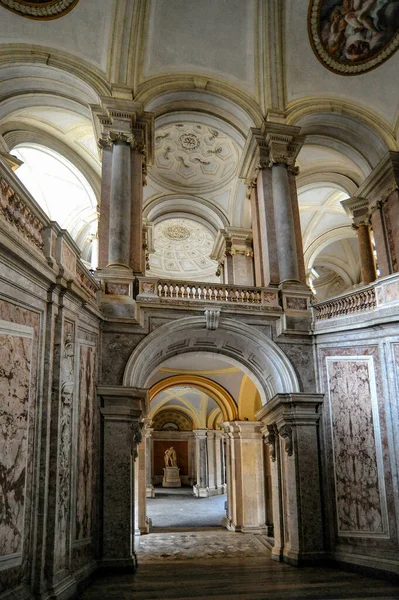 カゼルタの王宮は18世紀にナポリのブルボン朝のために建てられました この宮殿と公園のアンサンブルの例はヴェルサイユでした — ストック写真