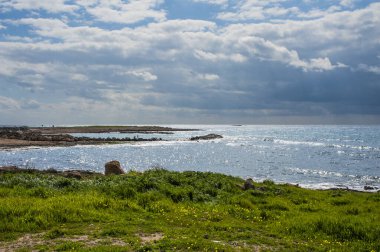 Yılın tek zamanı bahar, sıcak güneşe açık olan Kıbrıs kıyılarının gökkuşağının tüm renkleriyle açtığı tek zamandır. Yazın, yeryüzündeki bu cennet tüm cazibesini yitirecek..      