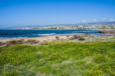 Yılın tek zamanı bahar, sıcak güneşe açık olan Kıbrıs kıyılarının gökkuşağının tüm renkleriyle açtığı tek zamandır. Yazın, yeryüzündeki bu cennet tüm cazibesini yitirecek..      