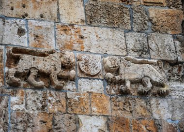 Kudüs 'ün bugüne kadar ayakta kalan kale duvarları 1537-1542 yılları arasında Muhteşem Türk Sultan Süleyman tarafından inşa edildi. 19. yüzyılın ortalarına kadar bütün şehir bu duvarların içindeydi..   