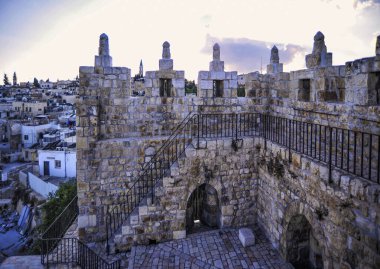 Kudüs 'ün bugüne kadar ayakta kalan kale duvarları 1537-1542 yılları arasında Muhteşem Türk Sultan Süleyman tarafından inşa edildi. 19. yüzyılın ortalarına kadar bütün şehir bu duvarların içindeydi.