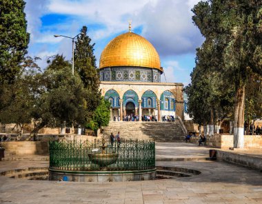 Kral Süleyman 'ın tek Tanrı' nın ilk tapınağını inşa ettiği dağ Yahudiler, Hristiyanlar ve Müslümanlar için kutsaldır. Bu İsrail, Bizans, Haçlılar ve Arapların büyük bir mimari anıtı..   