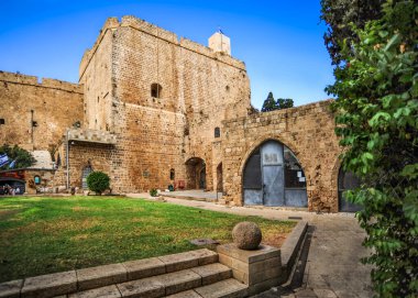 Antik Acre şehri 1104 yılında haçlılar tarafından fethedildi ve Latin Krallığının başkenti oldu. Türk dönemine, dev bir cami inşa eden El Cezzar damgasını vurdu..     