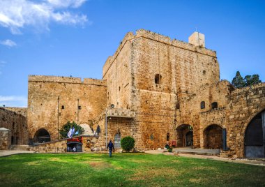 Antik Acre şehri 1104 yılında haçlılar tarafından fethedildi ve Latin Krallığının başkenti oldu. Türk dönemine, dev bir cami inşa eden El Cezzar damgasını vurdu..     