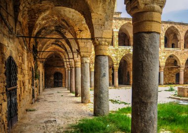 Antik Acre şehri 1104 yılında haçlılar tarafından fethedildi ve Latin Krallığının başkenti oldu. Türk dönemine, dev bir cami inşa eden El Cezzar damgasını vurdu..     