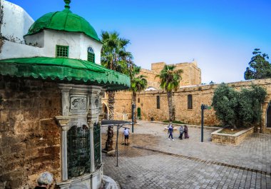 Antik Acre şehri 1104 yılında haçlılar tarafından fethedildi ve Latin Krallığının başkenti oldu. Türk dönemine, dev bir cami inşa eden El Cezzar damgasını vurdu..     