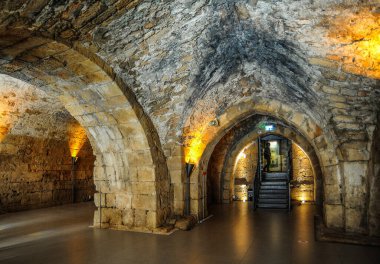 Antik Acre şehri 1104 yılında haçlılar tarafından fethedildi ve Latin Krallığının başkenti oldu. Türk dönemine, dev bir cami inşa eden El Cezzar damgasını vurdu..     