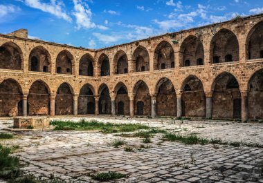 Antik Acre şehri 1104 yılında haçlılar tarafından fethedildi ve Latin Krallığının başkenti oldu. Türk dönemine, dev bir cami inşa eden El Cezzar damgasını vurdu..     