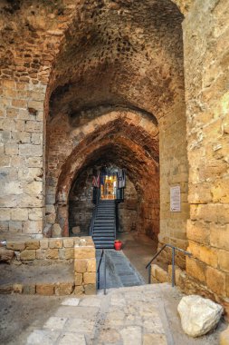 Antik Acre şehri 1104 yılında haçlılar tarafından fethedildi ve Latin Krallığının başkenti oldu. Türk dönemine, dev bir cami inşa eden El Cezzar damgasını vurdu..     