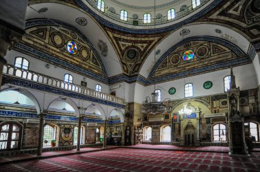 Antik Acre şehri 1104 yılında haçlılar tarafından fethedildi ve Latin Krallığının başkenti oldu. Türk dönemine, dev bir cami inşa eden El Cezzar damgasını vurdu..     