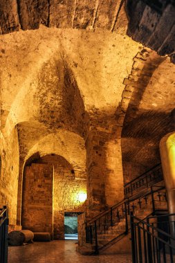 Antik Acre şehri 1104 yılında haçlılar tarafından fethedildi ve Latin Krallığının başkenti oldu. Türk dönemine, dev bir cami inşa eden El Cezzar damgasını vurdu..     