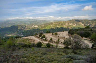 Kıbrıs 'ta yılın baharı, Troodos dağlarında yeşil vadilere, çiçek açan ağaçlara ve kır çiçeklerine hayran olunabilecek tek zamandır..     