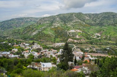 Kıbrıs 'ta yılın baharı, Troodos dağlarında yeşil vadilere, çiçek açan ağaçlara ve kır çiçeklerine hayran olunabilecek tek zamandır..     
