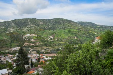 Kıbrıs 'ta yılın baharı, Troodos dağlarında yeşil vadilere, çiçek açan ağaçlara ve kır çiçeklerine hayran olunabilecek tek zamandır..     