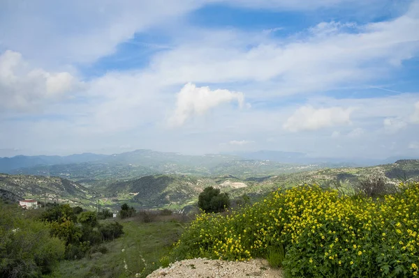 Kıbrıs 'ta yılın baharı, Troodos dağlarında yeşil vadilere, çiçek açan ağaçlara ve kır çiçeklerine hayran olunabilecek tek zamandır..     