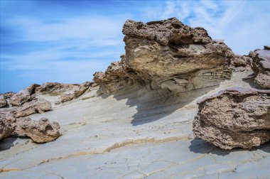Kıbrıs 'ın batı kıyısındaki Cape Drepano inanılmaz bir doğa olayıdır. Deniz dalgaları tuhaf şekiller alan beyaz katmanlı bir kayayı ortaya çıkarır..   
