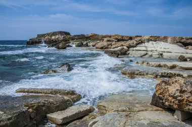 Kıbrıs 'ın batı kıyısındaki Cape Drepano inanılmaz bir doğa olayıdır. Deniz dalgaları tuhaf şekiller alan beyaz katmanlı bir kayayı ortaya çıkarır..   