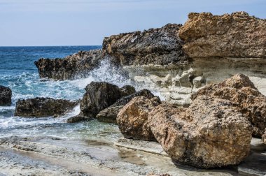 Kıbrıs 'ın batı kıyısındaki Cape Drepano inanılmaz bir doğa olayıdır. Deniz dalgaları tuhaf şekiller alan beyaz katmanlı bir kayayı ortaya çıkarır..   