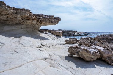 Kıbrıs 'ın batı kıyısındaki Cape Drepano inanılmaz bir doğa olayıdır. Deniz dalgaları tuhaf şekiller alan beyaz katmanlı bir kayayı ortaya çıkarır..   