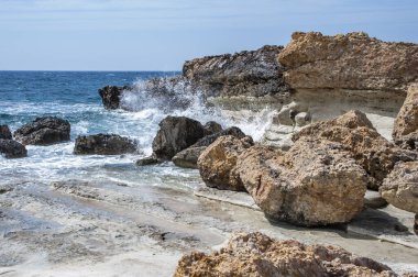 Kıbrıs 'ın batı kıyısındaki Cape Drepano inanılmaz bir doğa olayıdır. Deniz dalgaları tuhaf şekiller alan beyaz katmanlı bir kayayı ortaya çıkarır..   