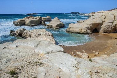 Kantarkasti (Deniz Mağaraları) Kıbrıs 'ın batı kıyısında şaşırtıcı bir doğa harikasıdır. Beyaz katmanlı kayalıklar, engebeli bankalar ve tuhaf kaya formları unutulmaz bir etki bırakır..         