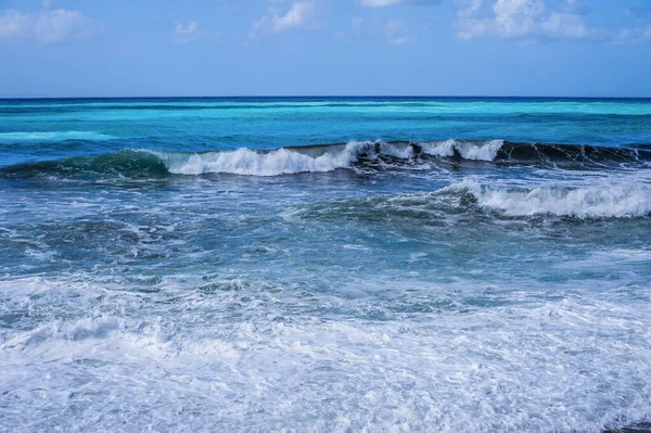 Свіжий Весняний Вітер Підштовхує Хвилі Узбережжя Кіпру Середземне Море Пофарбоване — стокове фото