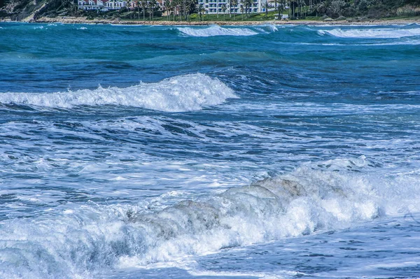 Свіжий Весняний Вітер Підштовхує Хвилі Узбережжя Кіпру Середземне Море Пофарбоване — стокове фото