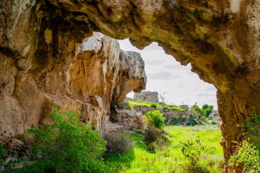 M.Ö. 4. yüzyıldan beri antik Paphos, Mısır 'ın Batlamyus hanedanına aitti. Zamanları boyunca, tüm şehir güçlü taş tahkimatlarıyla çevriliydi ve izleri bugün bile hala görülebiliyor..        