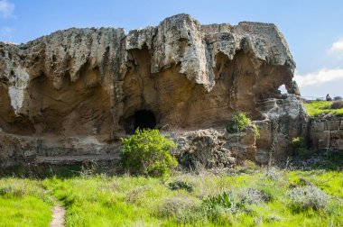 M.Ö. 4. yüzyıldan beri antik Paphos, Mısır 'ın Batlamyus hanedanına aitti. Zamanları boyunca, tüm şehir güçlü taş tahkimatlarıyla çevriliydi ve izleri bugün bile hala görülebiliyor..        