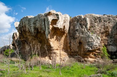 M.Ö. 4. yüzyıldan beri antik Paphos, Mısır 'ın Batlamyus hanedanına aitti. Zamanları boyunca, tüm şehir güçlü taş tahkimatlarıyla çevriliydi ve izleri bugün bile hala görülebiliyor..        