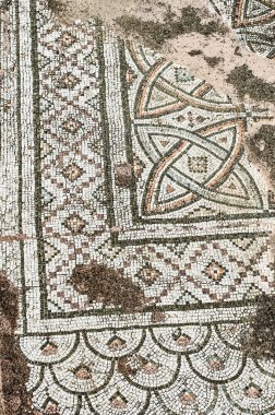  Antik Paphos kazıları sırasında, arkeologlar Hıristiyan döneminin ilk yüzyıllarına dayanan binaların kalıntılarını buldular. Sonra şehir Romalılara, sonra da Bizans imparatorluklarına ait oldu..       