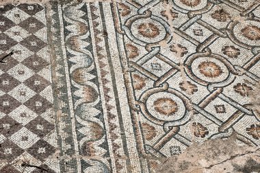  Antik Paphos kazıları sırasında, arkeologlar Hıristiyan döneminin ilk yüzyıllarına dayanan binaların kalıntılarını buldular. Sonra şehir Romalılara, sonra da Bizans imparatorluklarına ait oldu..       