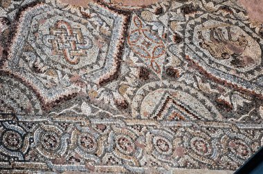  Antik Paphos kazıları sırasında, arkeologlar Hıristiyan döneminin ilk yüzyıllarına dayanan binaların kalıntılarını buldular. Sonra şehir Romalılara, sonra da Bizans imparatorluklarına ait oldu..       