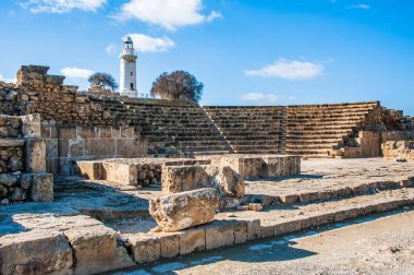  Antik Paphos kazıları sırasında, arkeologlar Hıristiyan döneminin ilk yüzyıllarına dayanan binaların kalıntılarını buldular. Sonra şehir Romalılara, sonra da Bizans imparatorluklarına ait oldu..       