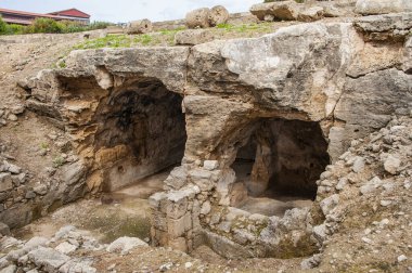  Antik Paphos kazıları sırasında, arkeologlar Hıristiyan döneminin ilk yüzyıllarına dayanan binaların kalıntılarını buldular. Sonra şehir Romalılara, sonra da Bizans imparatorluklarına ait oldu..       