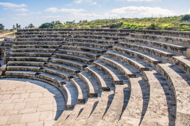  Antik Paphos kazıları sırasında, arkeologlar Hıristiyan döneminin ilk yüzyıllarına dayanan binaların kalıntılarını buldular. Sonra şehir Romalılara, sonra da Bizans imparatorluklarına ait oldu..       