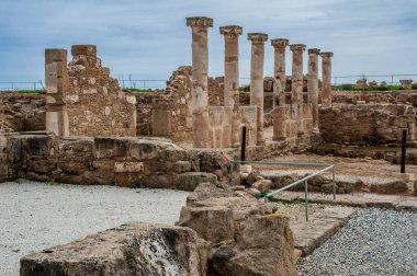  Antik Paphos kazıları sırasında, arkeologlar Hıristiyan döneminin ilk yüzyıllarına dayanan binaların kalıntılarını buldular. Sonra şehir Romalılara, sonra da Bizans imparatorluklarına ait oldu..       