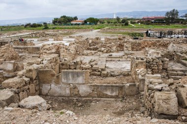  Antik Paphos kazıları sırasında, arkeologlar Hıristiyan döneminin ilk yüzyıllarına dayanan binaların kalıntılarını buldular. Sonra şehir Romalılara, sonra da Bizans imparatorluklarına ait oldu..       