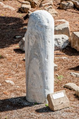  Antik Paphos kazıları sırasında, arkeologlar Hıristiyan döneminin ilk yüzyıllarına dayanan binaların kalıntılarını buldular. Sonra şehir Romalılara, sonra da Bizans imparatorluklarına ait oldu..       
