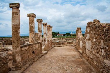  Antik Paphos kazıları sırasında, arkeologlar Hıristiyan döneminin ilk yüzyıllarına dayanan binaların kalıntılarını buldular. Sonra şehir Romalılara, sonra da Bizans imparatorluklarına ait oldu..       