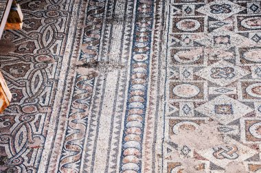  Antik Paphos kazıları sırasında, arkeologlar Hıristiyan döneminin ilk yüzyıllarına dayanan binaların kalıntılarını buldular. Sonra şehir Romalılara, sonra da Bizans imparatorluklarına ait oldu..       