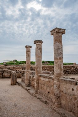  Antik Paphos kazıları sırasında, arkeologlar Hıristiyan döneminin ilk yüzyıllarına dayanan binaların kalıntılarını buldular. Sonra şehir Romalılara, sonra da Bizans imparatorluklarına ait oldu..       