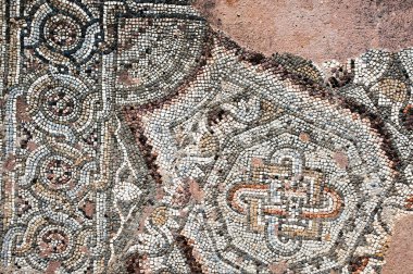  Antik Paphos kazıları sırasında, arkeologlar Hıristiyan döneminin ilk yüzyıllarına dayanan binaların kalıntılarını buldular. Sonra şehir Romalılara, sonra da Bizans imparatorluklarına ait oldu..       