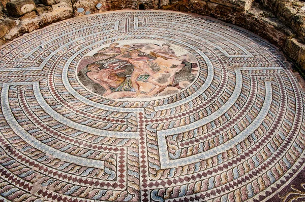  Antik Paphos kazıları sırasında, arkeologlar Hıristiyan döneminin ilk yüzyıllarına dayanan binaların kalıntılarını buldular. Sonra şehir Romalılara, sonra da Bizans imparatorluklarına ait oldu..       