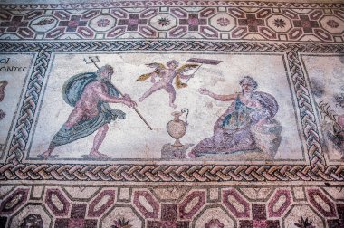  Roma sanatı geleneğine göre 2. yüzyılda yapılmış Dionysus Evi denen zengin bir villanın zemininde çok renkli mozaikler var..    