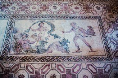  Roma sanatı geleneğine göre 2. yüzyılda yapılmış Dionysus Evi denen zengin bir villanın zemininde çok renkli mozaikler var..    