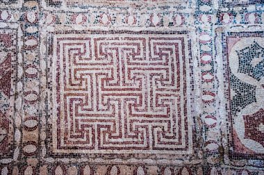  Roma sanatı geleneğine göre 2. yüzyılda yapılmış Dionysus Evi denen zengin bir villanın zemininde çok renkli mozaikler var..    