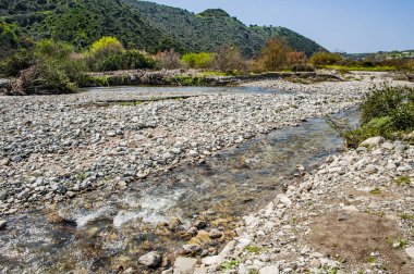Troodos Dağları 'ndaki Bahar Vadisi' ni görmek unutulmaz bir keyif. Çayırların ve dağ yamaçlarının parlak yeşili, sayısız çiçek ve akan nehirlerdeki su damlaları doğa severleri cezbeder..         