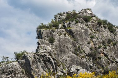 Zengin şaraphaneleri kıyıya bağlayan yol kayaların arasındaki dar bir boşluktan geçiyor. Efsaneye göre, soyguncular burada tüccarları beklemiş ve onları soymuşlar..        